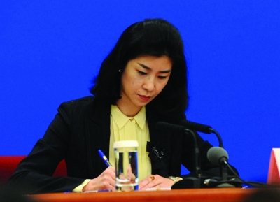 美女翻译张璐昨现身,以前的短发变成了长发